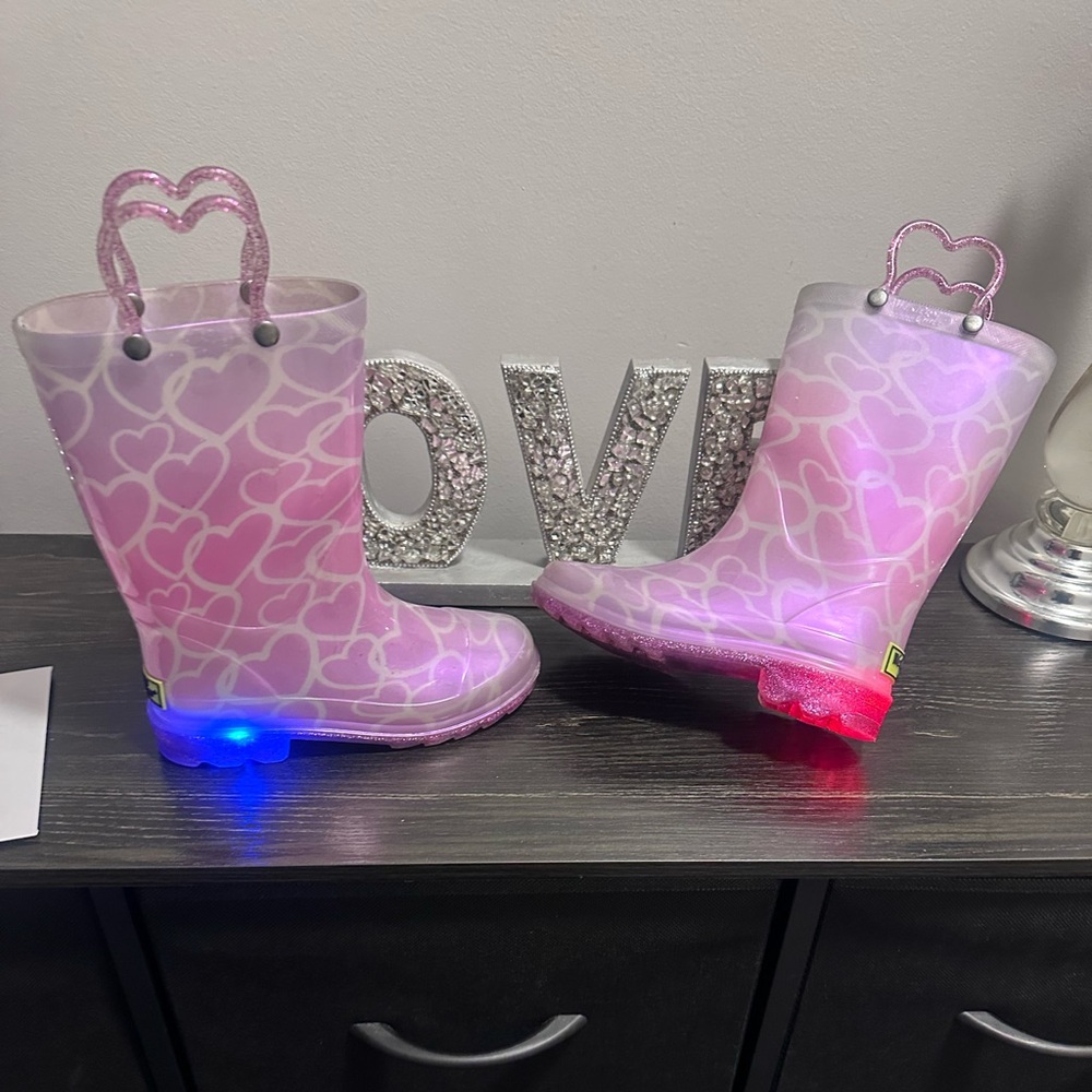 These little cute pink light up boots are so adorable. - Picture 3 of 6